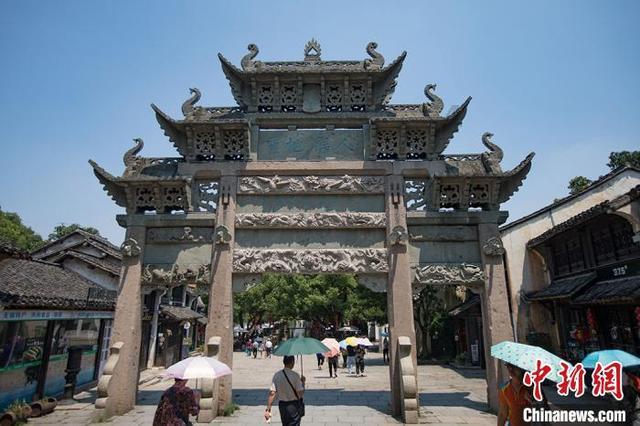 多方携手送真情  “暖冬”帮扶暖人心